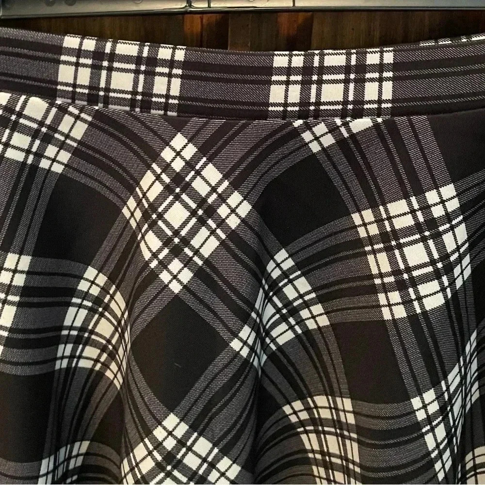 New X X I mini skirt - Picture 2 of 4